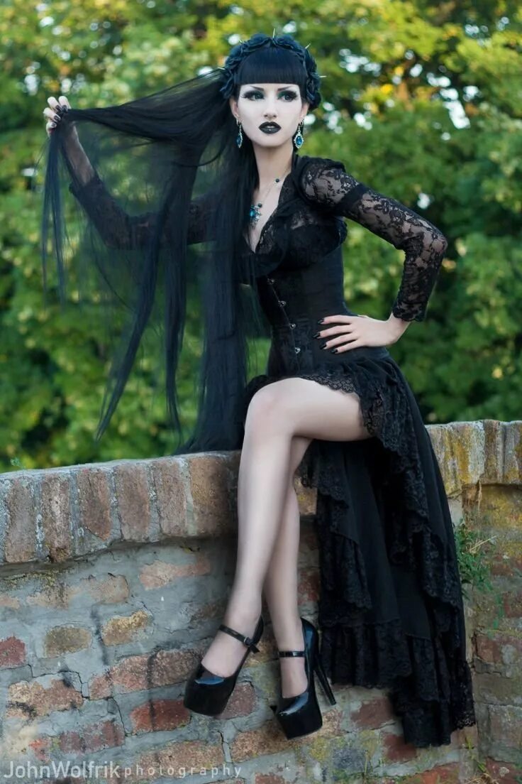 Victorian Vampire goth стиль. Готическая модель Obsidian Kerttu. Готки колготки