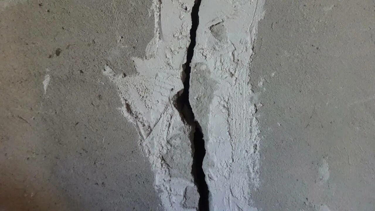 Ремонт трещин в стенах. Щель в стене. Сквозная трещина в стене. Трещины в бетоне. Заделка трещин в стене.