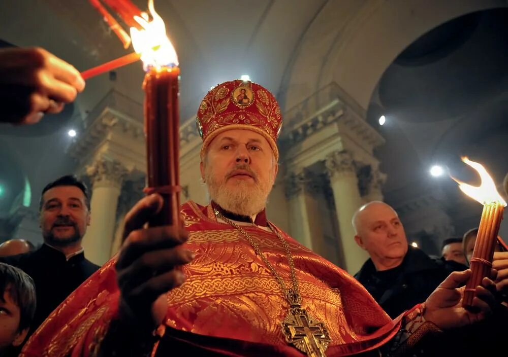 Схождение благодатного огня в иерусалиме. Где огонь на пасху. Благодатный огонь в иерусалиме. Храм гроба господня в иерусалиме в пасху. Схождение благодатного огня в иерусалиме.