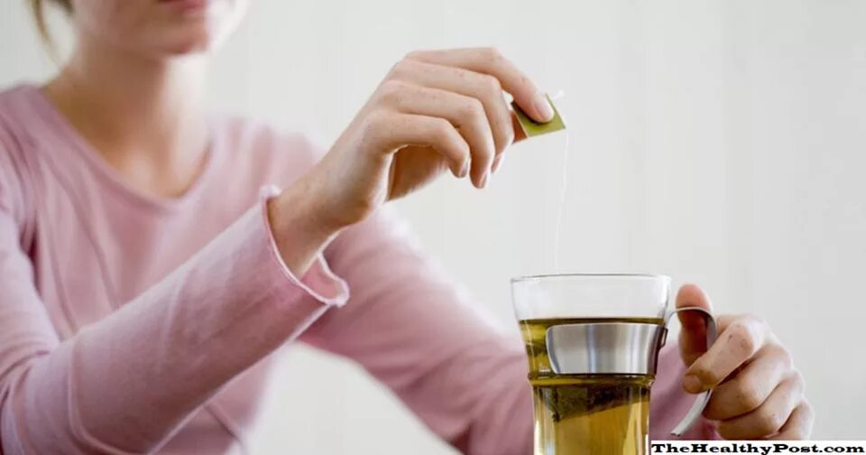 Девушка пьет зеленый чай. Пьет травяной чай. Женщина пьет травяной настой. Девушка пьет травяной чай. Зеленый попит