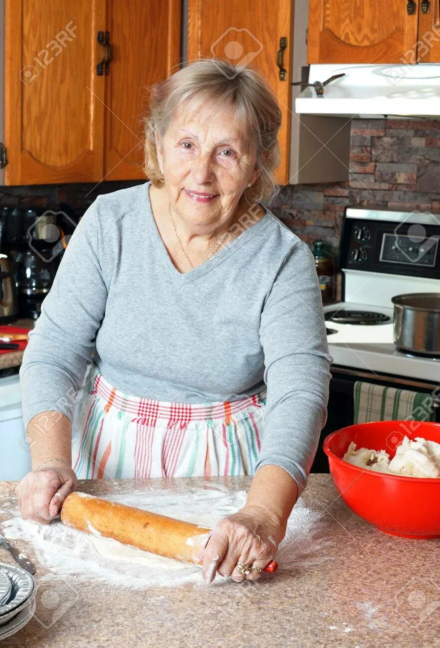 Бабушки тесто. Старушка на кухне. Бабушка месит тесто. Бабушка замешивает тесто. Дрожжевое тесто бабушка аня.