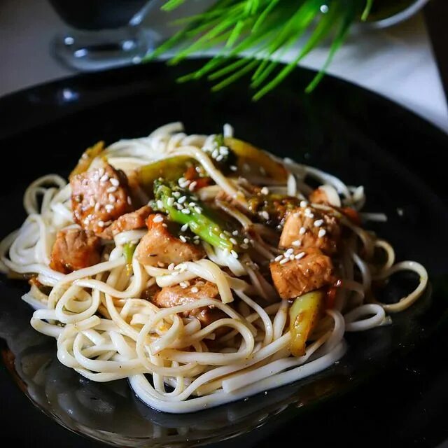 Лапша удон со свининой. Удон со свининой. Лапша удон со свининой и овощами. Удон рау. Лапша удон со свининой.