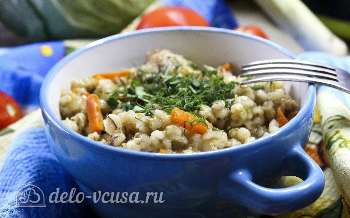 перловая каша с курицей в казане. рис с овощами в горшочке в духовке. монастырская кухня перловая каша. высаживание кулинария. перловка с курицей в горшочке.