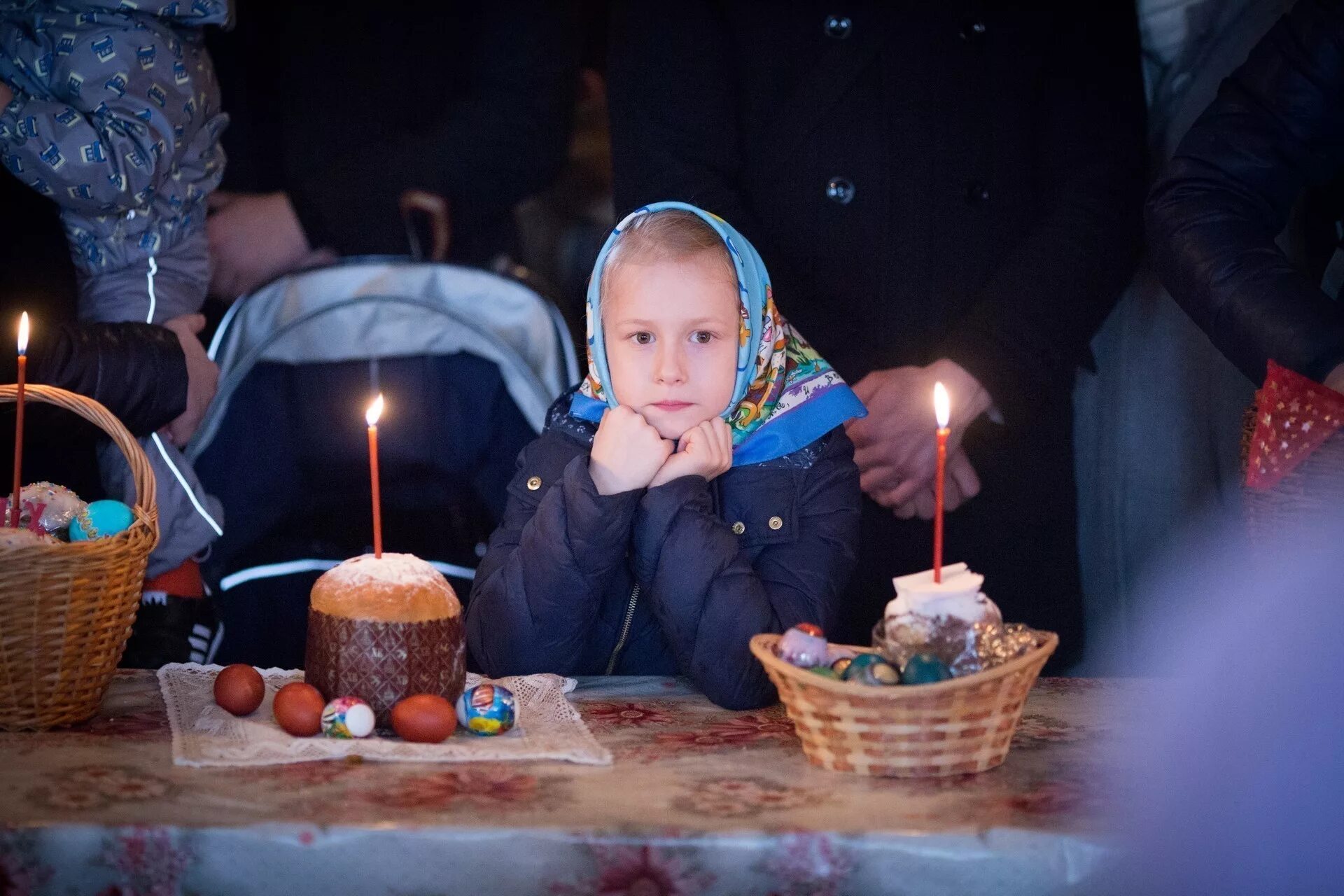 На пасху в церковь когда нужно идти. Освещение куличей на пасху. освещение пасхи в церкви. освящение куличей на пасху. кулич в церкви.