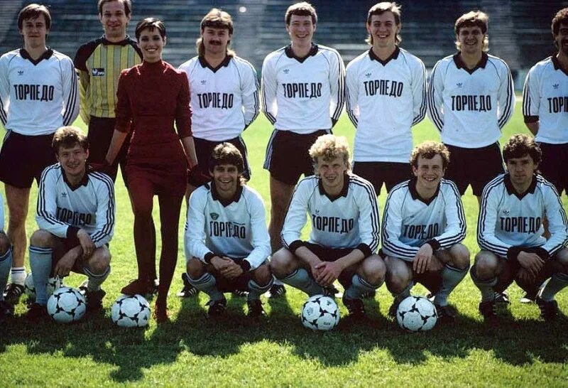 Днипро команда 1990. Футболисты 1990 года. Спорт в 90-е годы. Футболисты 1990 года. Кумир детства футболисты.