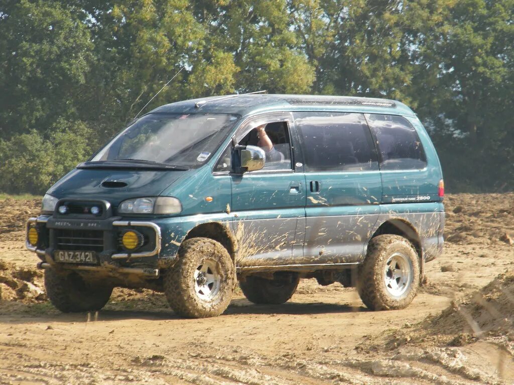 Купить полный привод недорого. Mitsubishi Delica 4x4. Mitsubishi Delica 4wd. Mitsubishi Delica 4. Toyota Delica 4x4 2000.