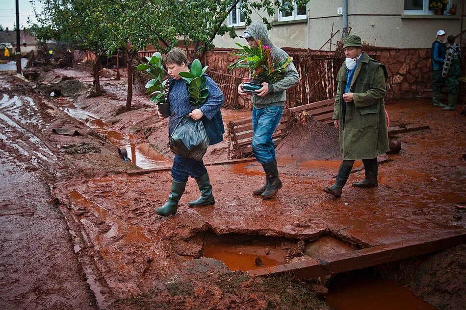 6 октября 2010 года. Разлив шлама в Венгрии 2010. Красный шлам в Венгрии 4 октября 2010 г. Экологическая катастрофа в Венгрии 2010 г красный шлам. Катастрофа на алюминиевом заводе в Венгрии.