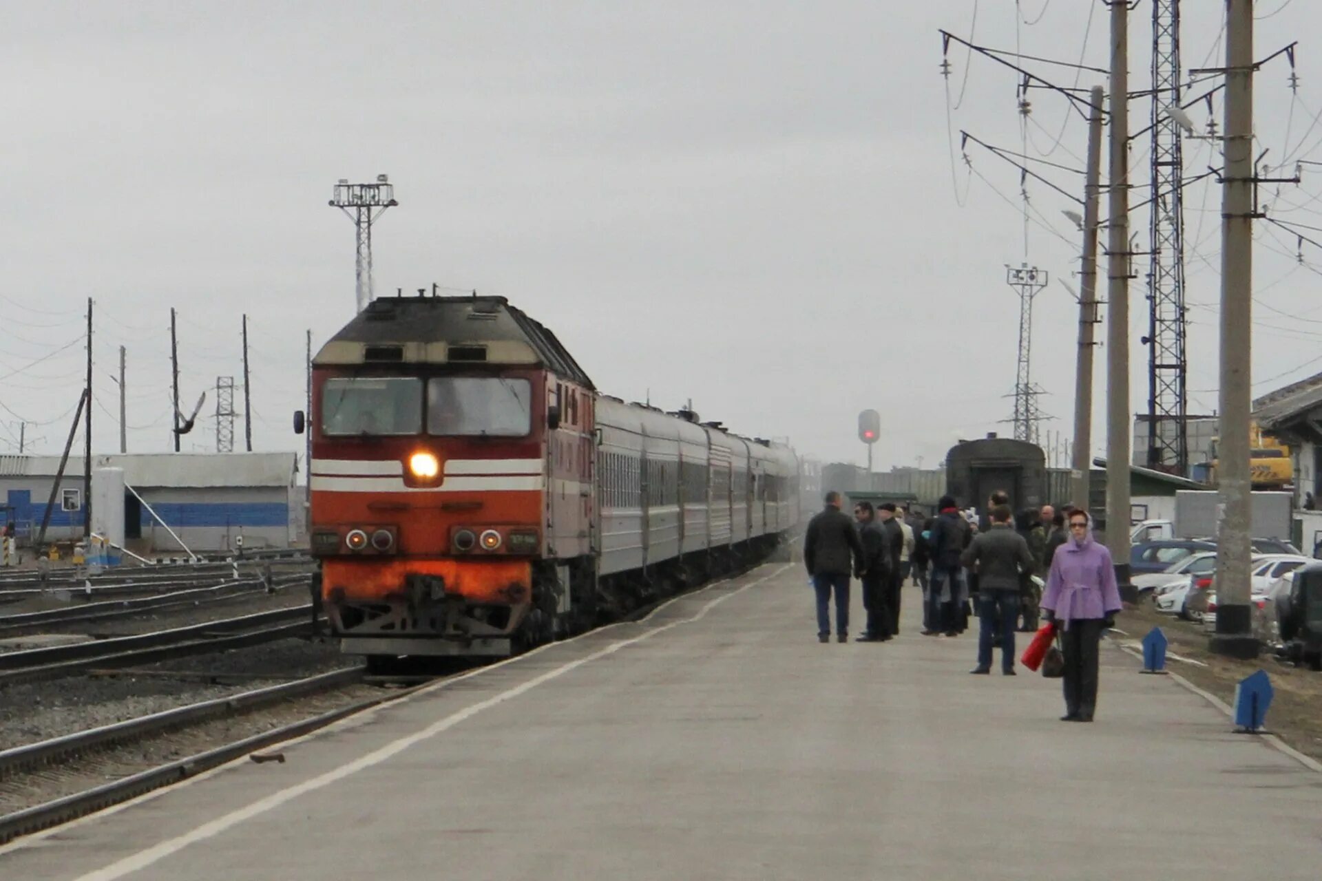 Поезд воркута печора. Воркута железная дорога. Станция микунь 2. Воркута жд вокзал. Воркута жд вокзал.