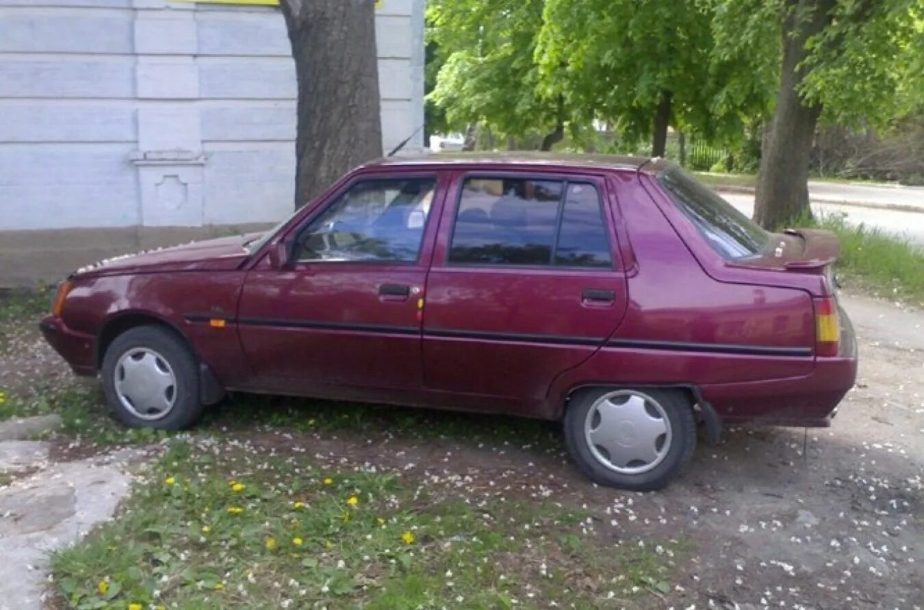Заз 110307-01 славута. Разборки машин в днр макеевка. Славута новости. Заз 1105 заброшенная. Заз 1103.