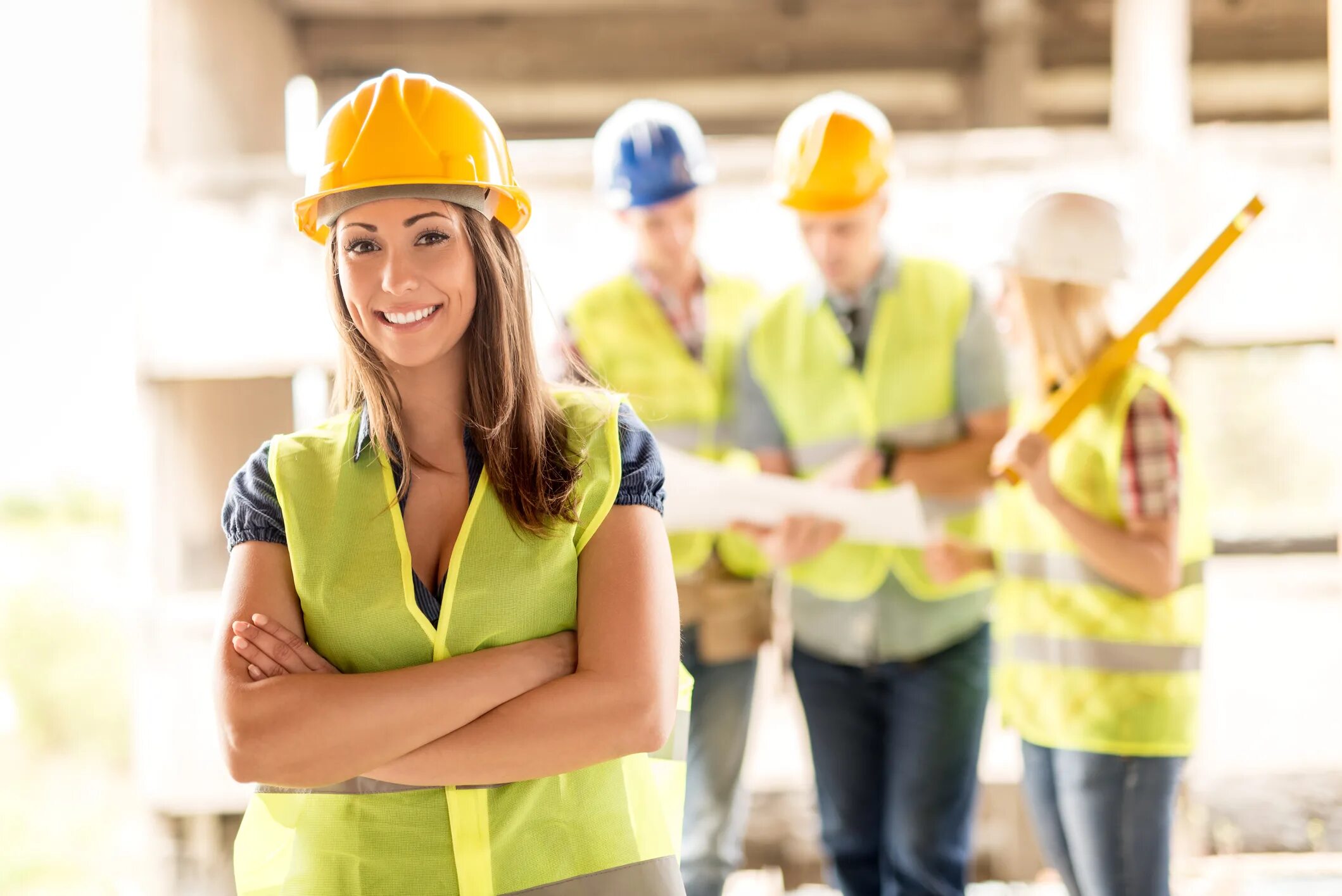 Her are engineers. Девушка в каске. Девушка в каске строителя. Человек в каске. Женщина на стройке.