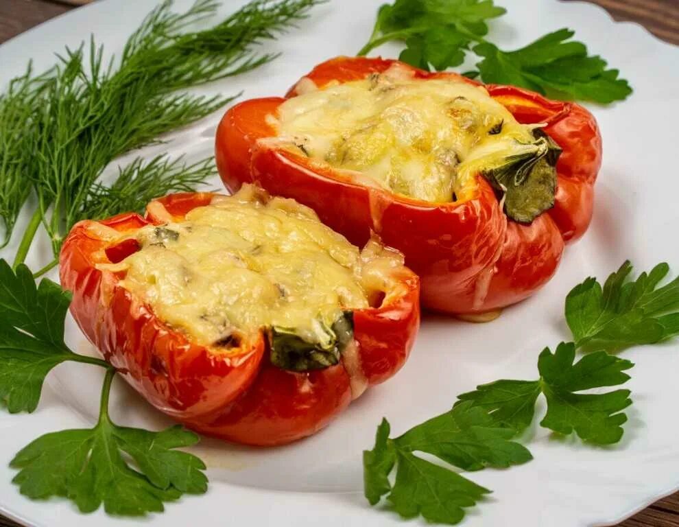 Фаршированные перцы с курицей. Перец фаршированный булгуром. Фаршированные половинки перца. Фаршированный сладкий перец. Фаршированные перцы с фаршем и рисом.