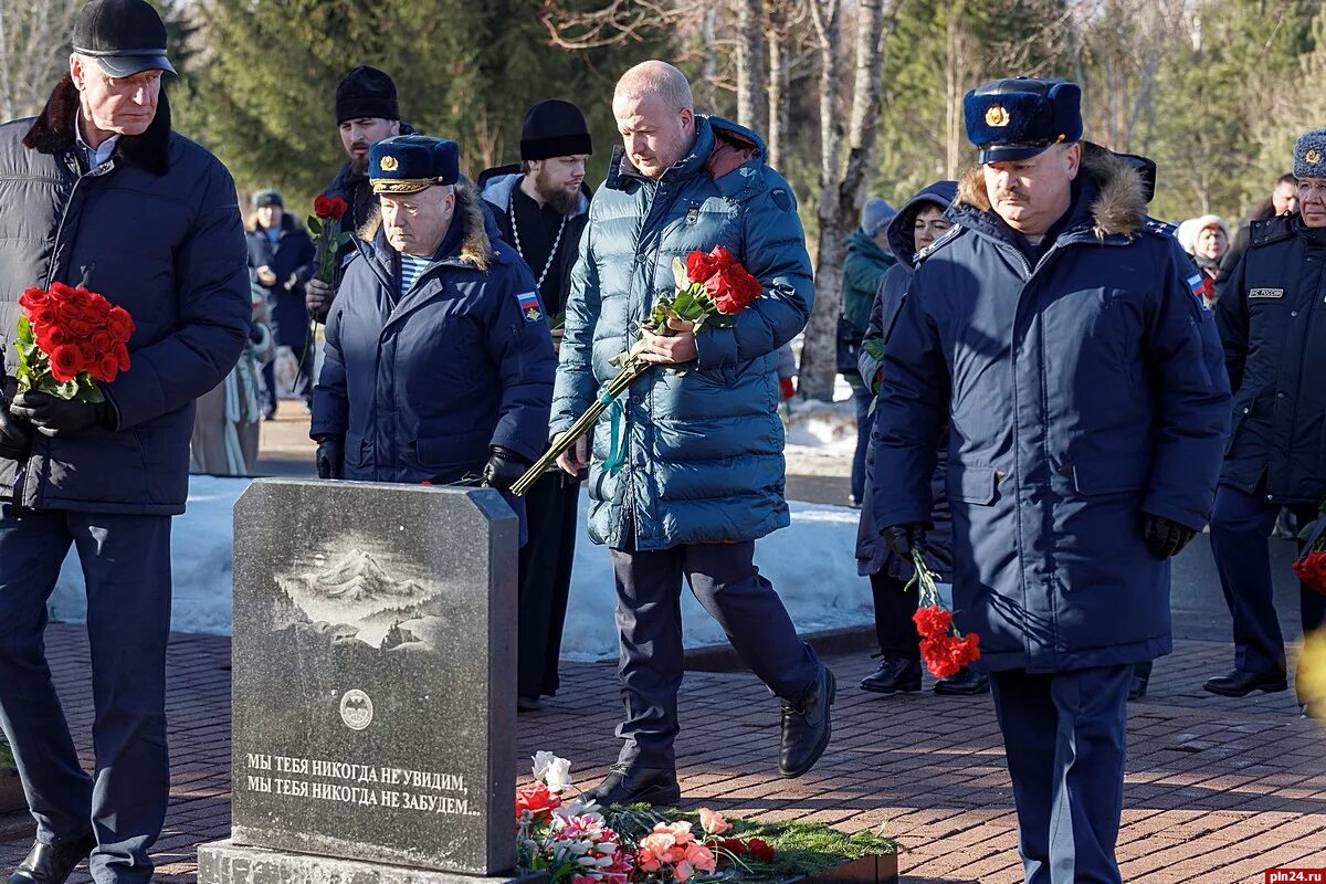 Памяти десантников 6 роты. Кладбище десантников. Памяти десантников. Кладбище псковских десантников 6 роты. Памятник десантникам Псковской дивизии легендарной 6 роты.