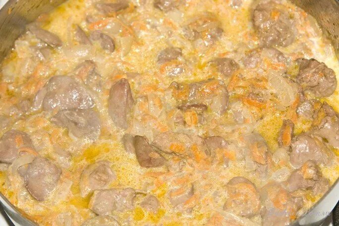 Как приготовить вкусно куриную печень с подливкой. Тушёная куриная печень с луком и морковью в сметане. куриная печень в сметане с луком на сковороде. печень тушеная в сметане с луком и морковью. печень тушеная в сметане с луком.