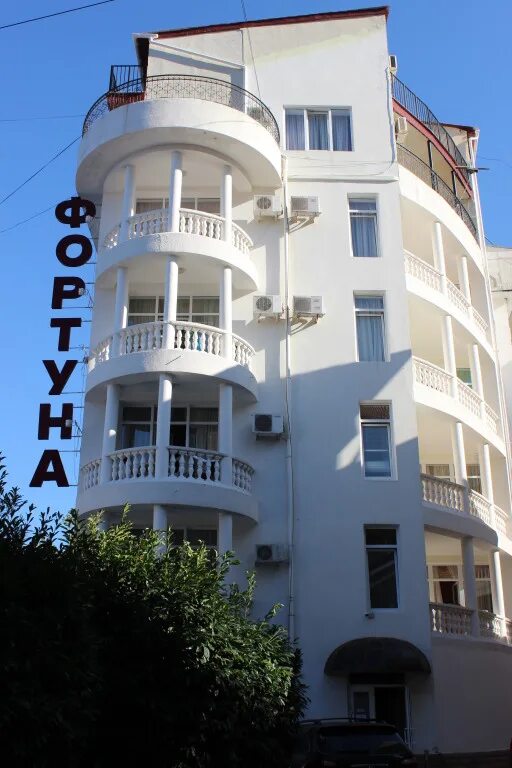 Круиз отель алушта 2. Малый маяк эллинги. La vita алушта. Отель утес алушта. Отель парадиз алушта.