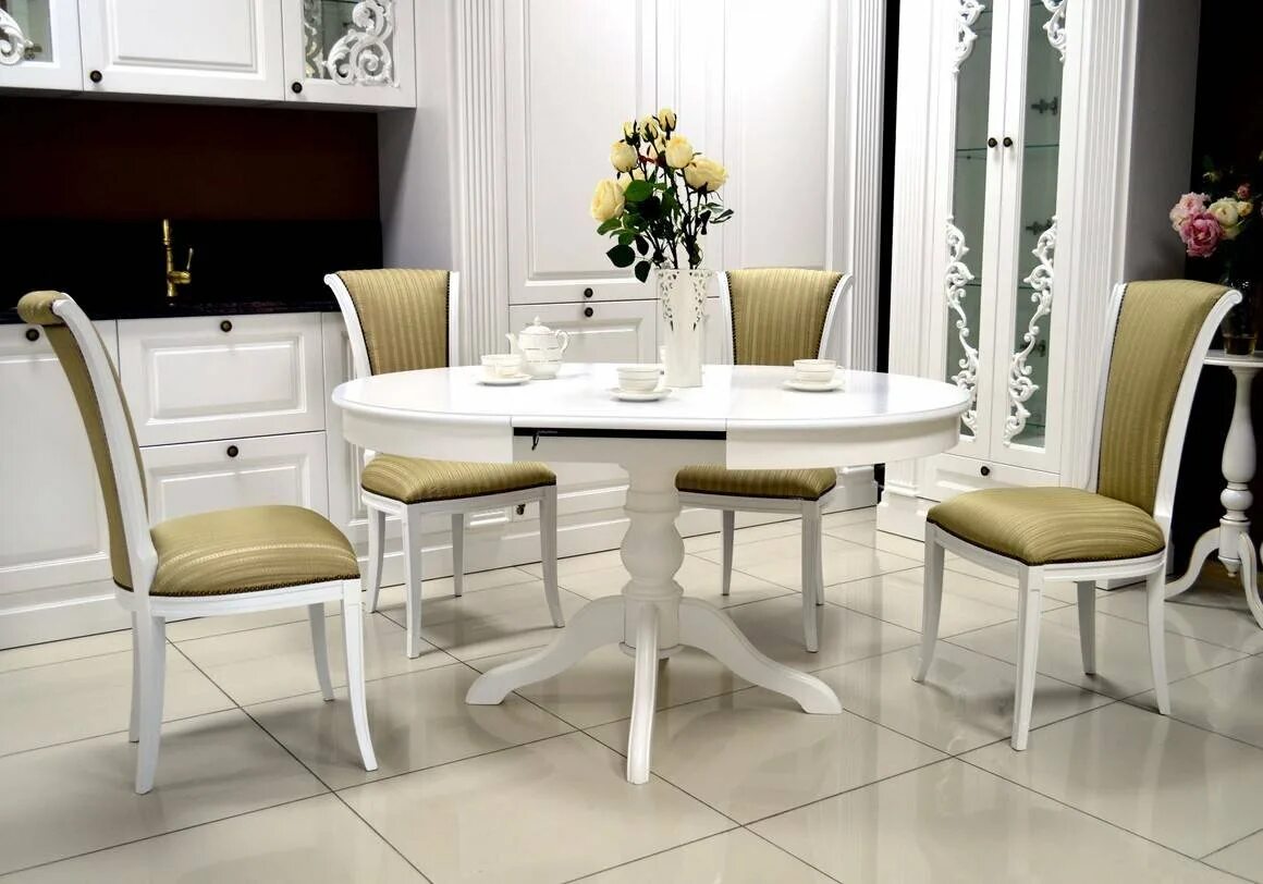 A imagem pode conter: pessoas sentadas, mesa e área interna Living room dining r