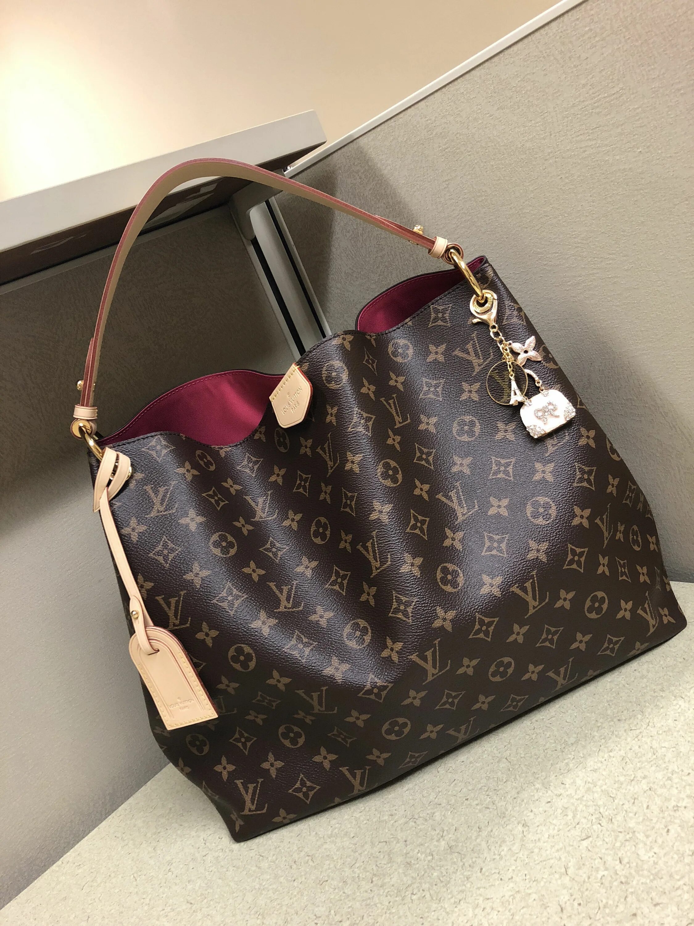 Оригинал сумки луи виттон фото. Louis vuitton clothes. Сумки луи виттон оригиналы. Сумка louis vuitton multi pochette. Сумка тоут луи виттон.