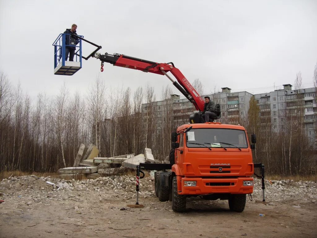 КАМАЗ КМУ манипулятор с люлькой. Люлька для КМУ Fassi. КАМАЗ КМУ С люлькой. КМУ 6х6 с люлькой. Люлька на стреле