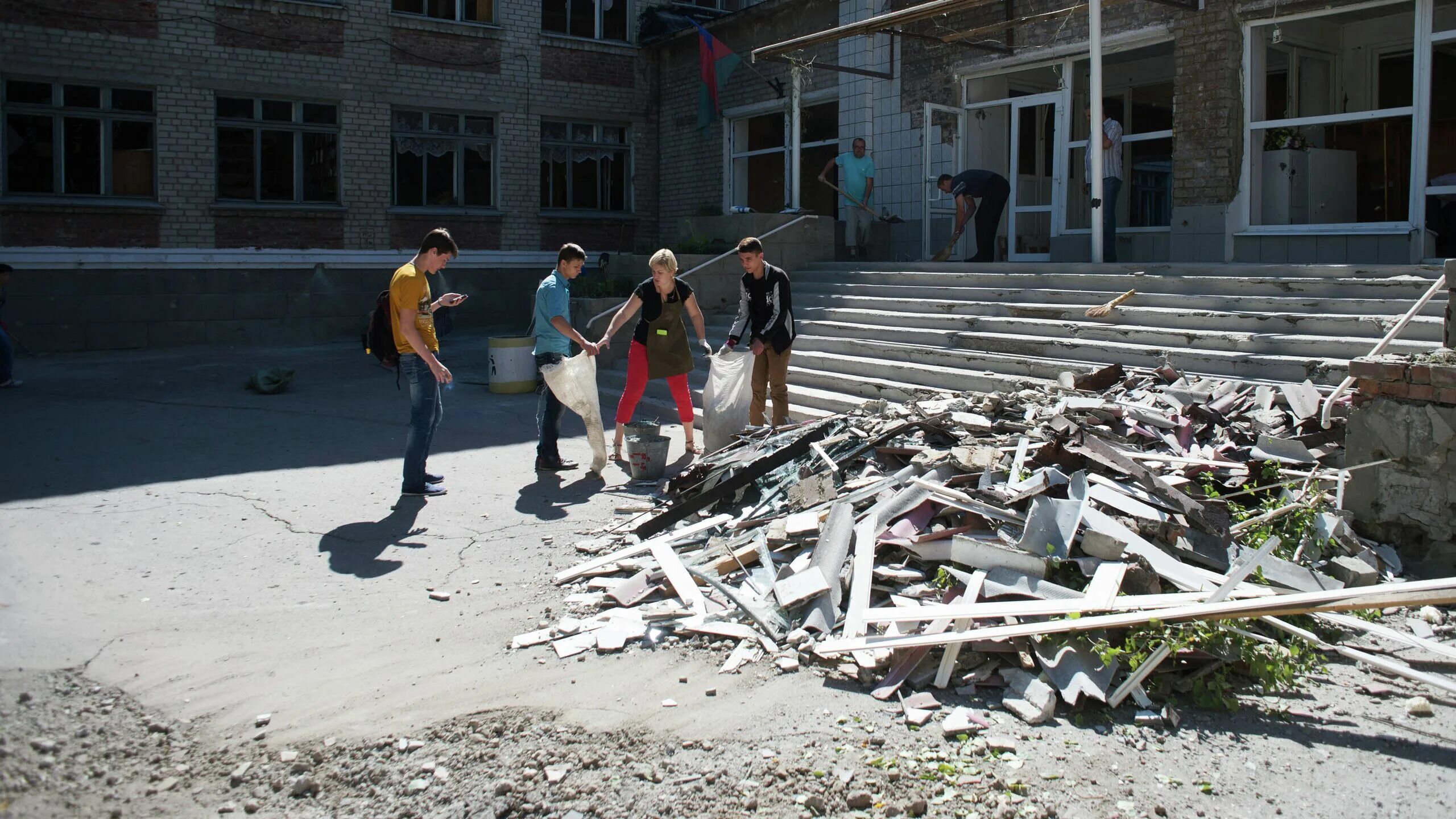 Разбитые школы. Разбитая школа. Разбитая школа. Разрушенные школы дондаса. Разрушенная школа.