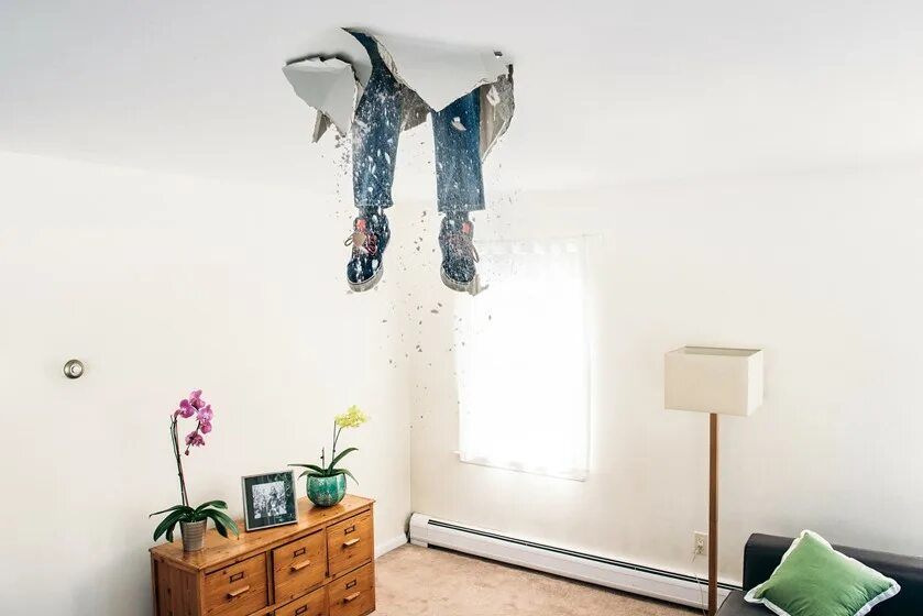 Потолок прикол. Креативный потолок. Head the ceiling. Потолок креатив. Человек уперся в потолок.