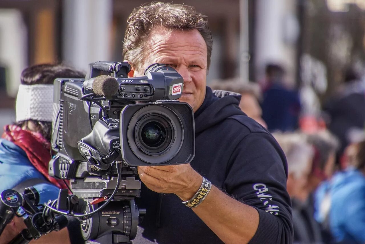 Видеооператор на белом фоне. Speaker cameraman. Black human. Фотоаппарат и видеокамера. Speaker cameraman.