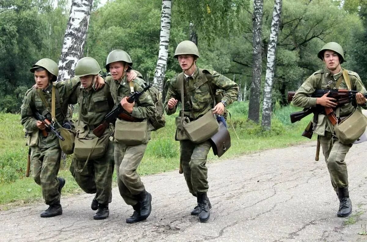 Солдаты на марш броске. Марш бросок в армии. Солдаты бегут марш бросок. Солдат бежит. Побегу рф