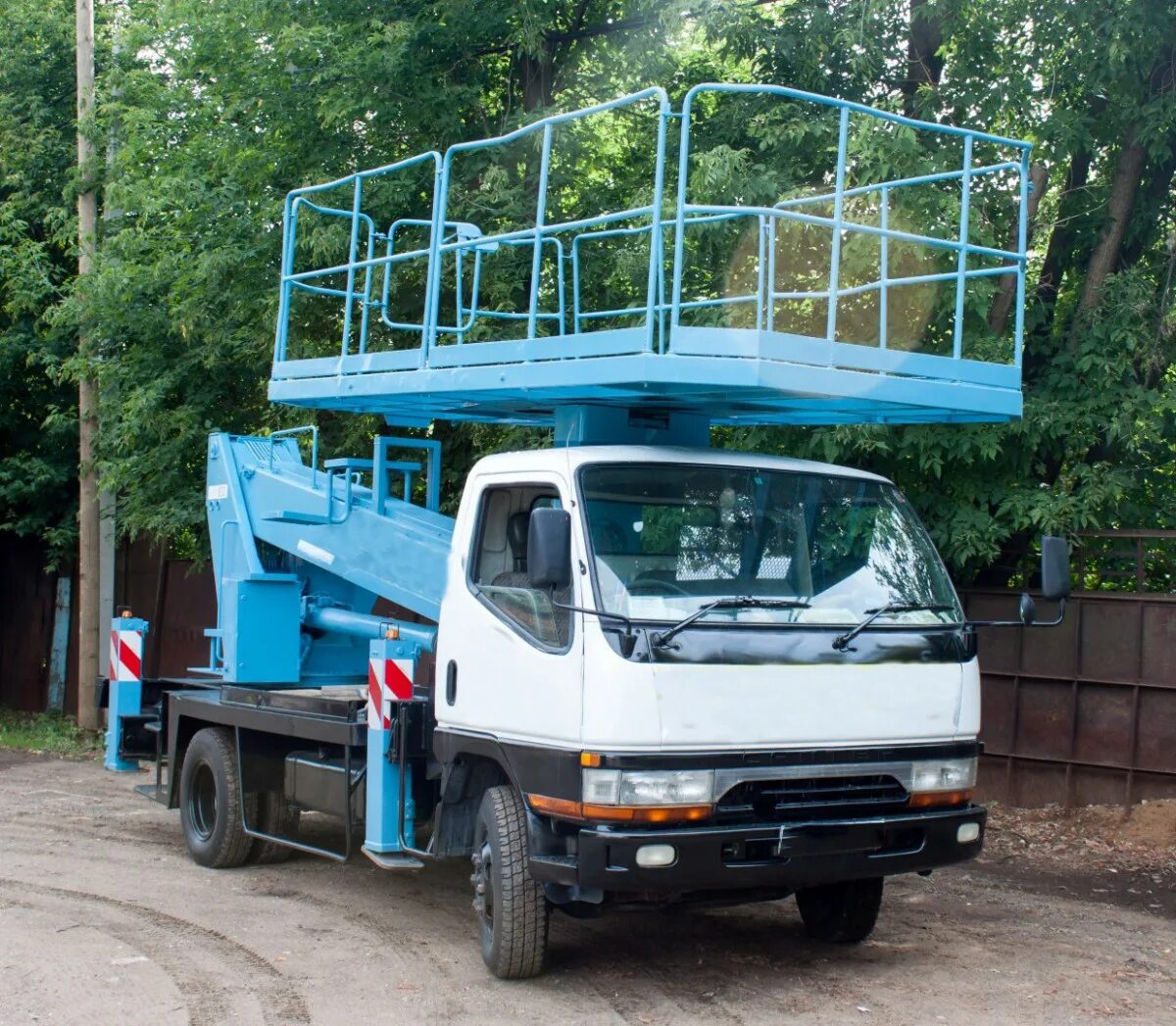 Автовышка платформа митсубиси. Автовышка superdeck 22 метра. Автовышка tadano at-200s. Автовышка 28 метров isuzu. Автовышка с платформой 2х4 тадано 300s.