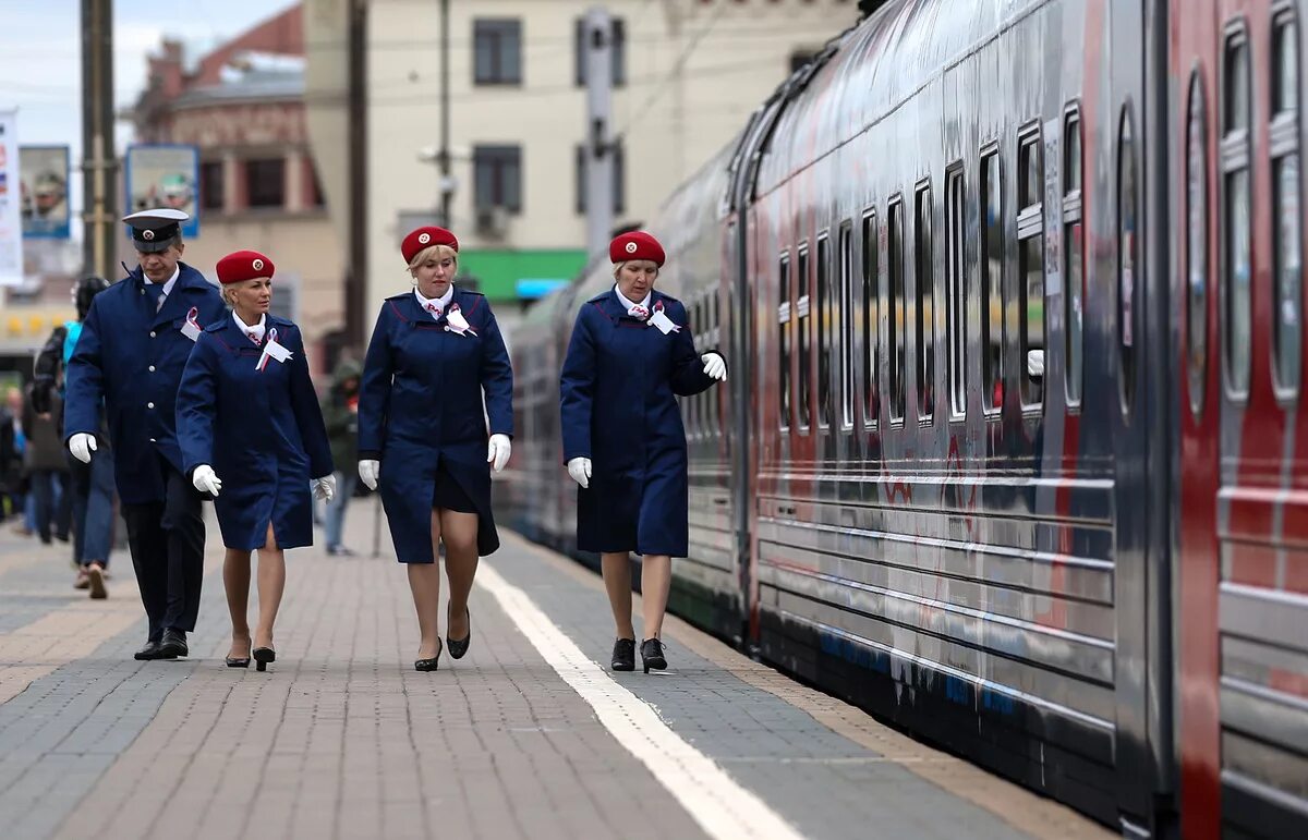 Проводник поезда. Проводница в поезде. Проводник на Железнодорожном транспорте. Профессия Железнодорожник.