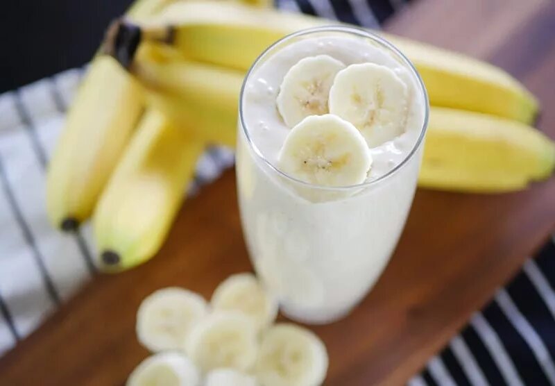 Смузи банан вода. Банановый смузи. Йогурт с бананом. Кефир с бананом. Молоко с бананом.
