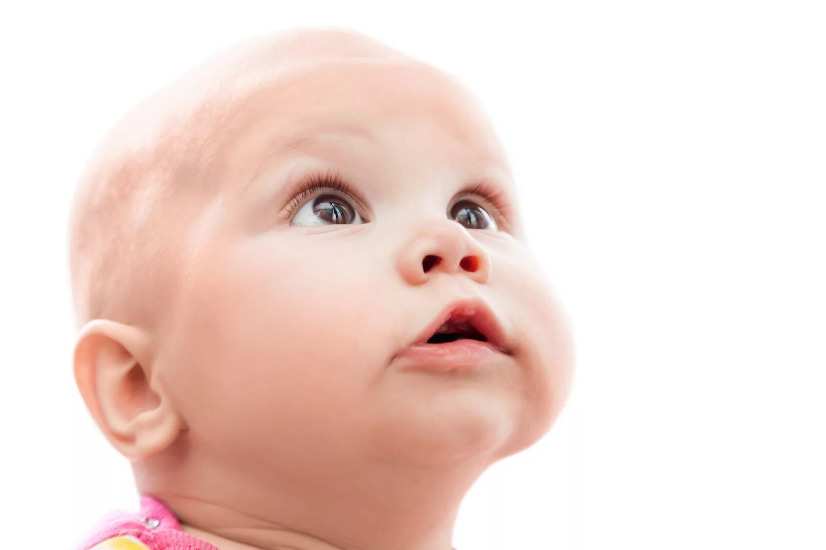 Голубоглазый младенец. Ребенок смотрит вверх на белом фоне. Красивые малыши. Маленькие ребенки. Baby prayer.