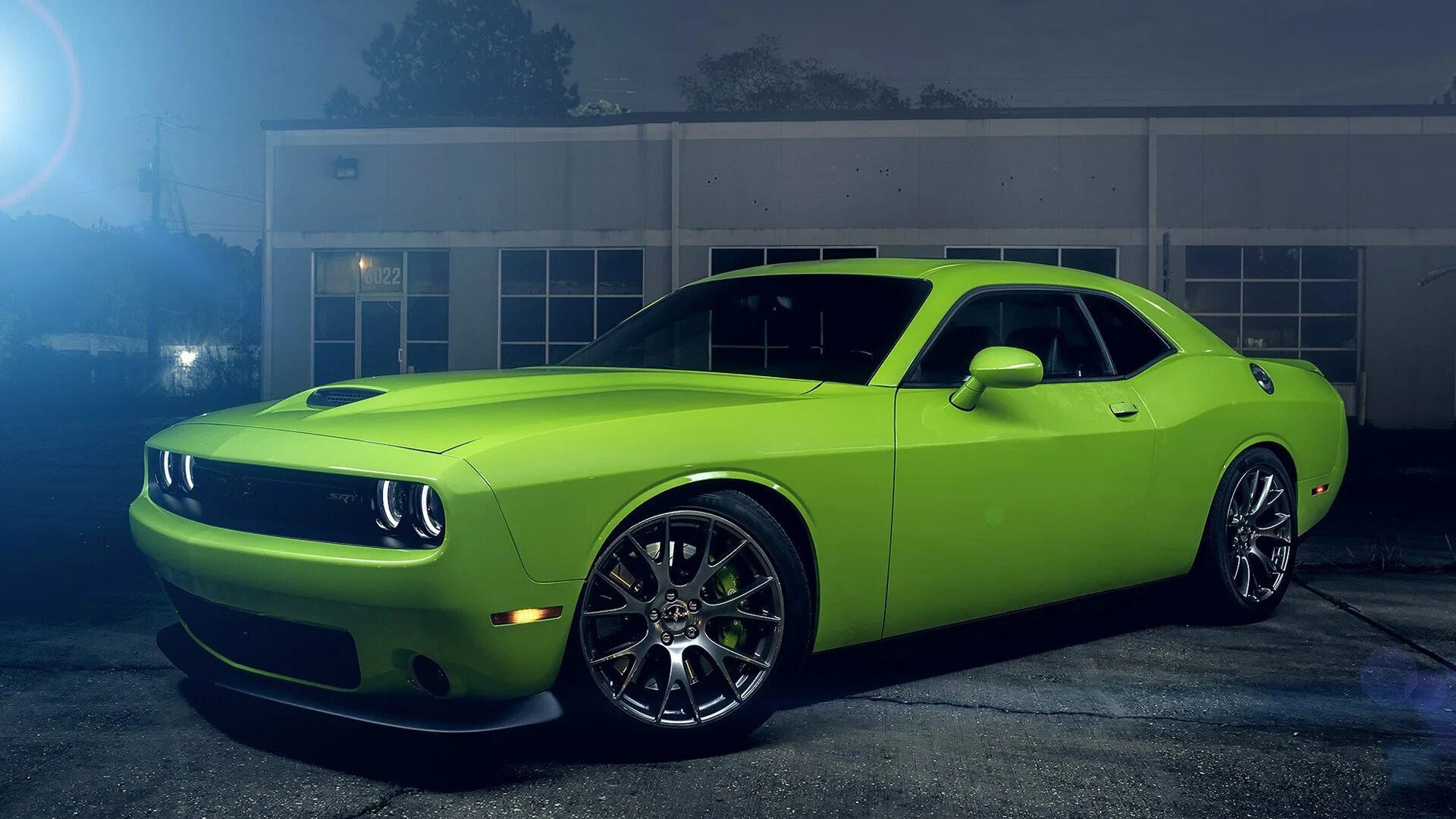 Обои додж челленджер. Dodge Челленджер. Додж Челленджер Вайпер. Dodge Challenger Hellcat 4k. Dodge Challenger srt зеленый.