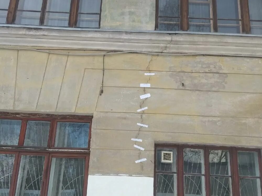 Трещины в зданиях. Трещина в здании. трещины в стенах здания. мелкие трещины на здании. трещины в стенах школы небольшой.