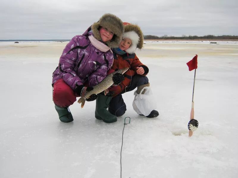 Детка ловли лав. Дети на зимней рыбалке. Дети на рыбалке зимой. Подледная рыбалка дети. Малыш на зимней рыбалке.