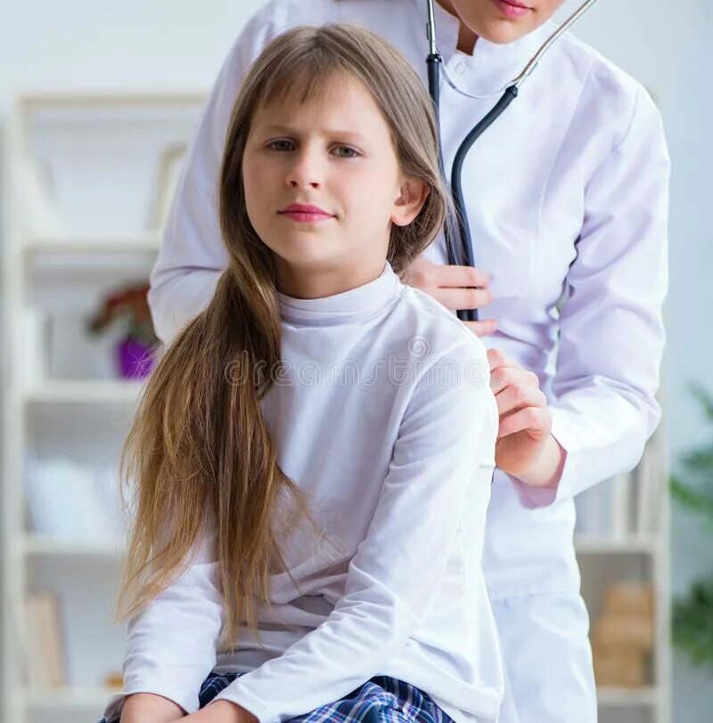 Мама делает папе укол. Female pediatrician.