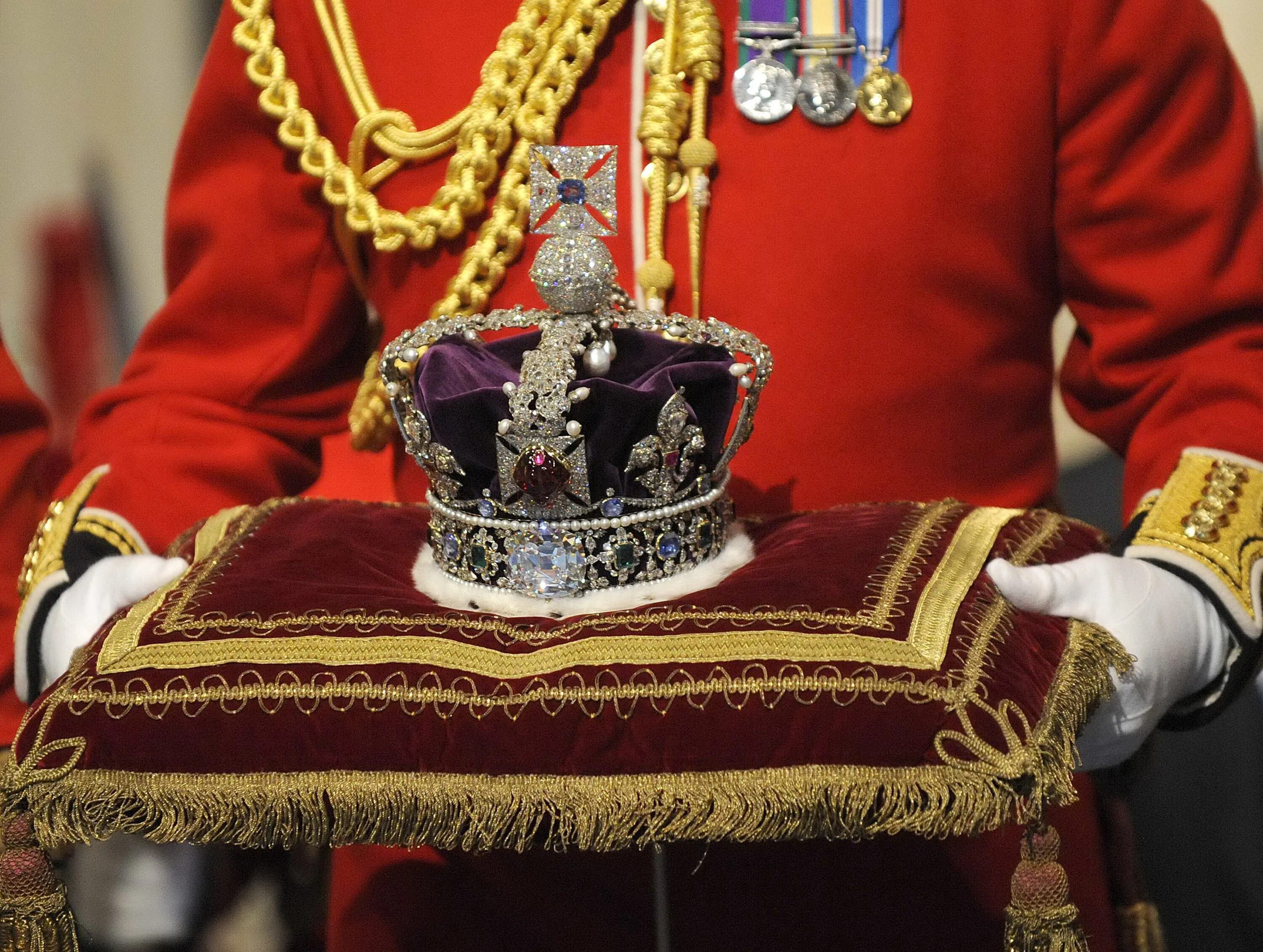 Корона принца Уэльского. Корона королевы Великобритании Кохинур. Черный принц Британская корона. Сокровищ британии