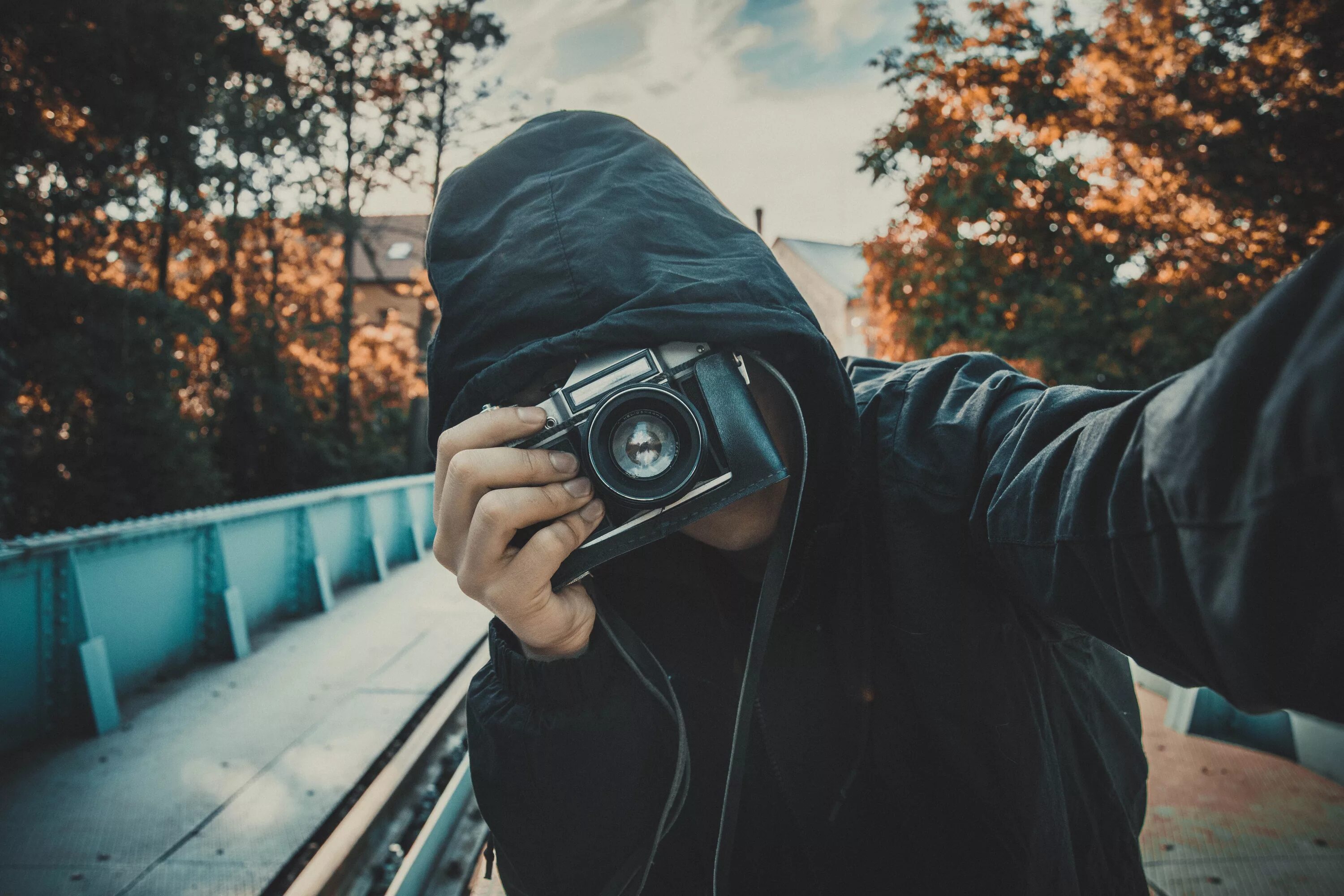 Скрытый предъявивший. Парень с фотоаппаратом. Человек в капюшоне. Мужчина в капюшоне. Скрытный парень.