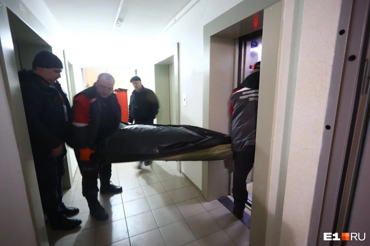 умершая жена рядом