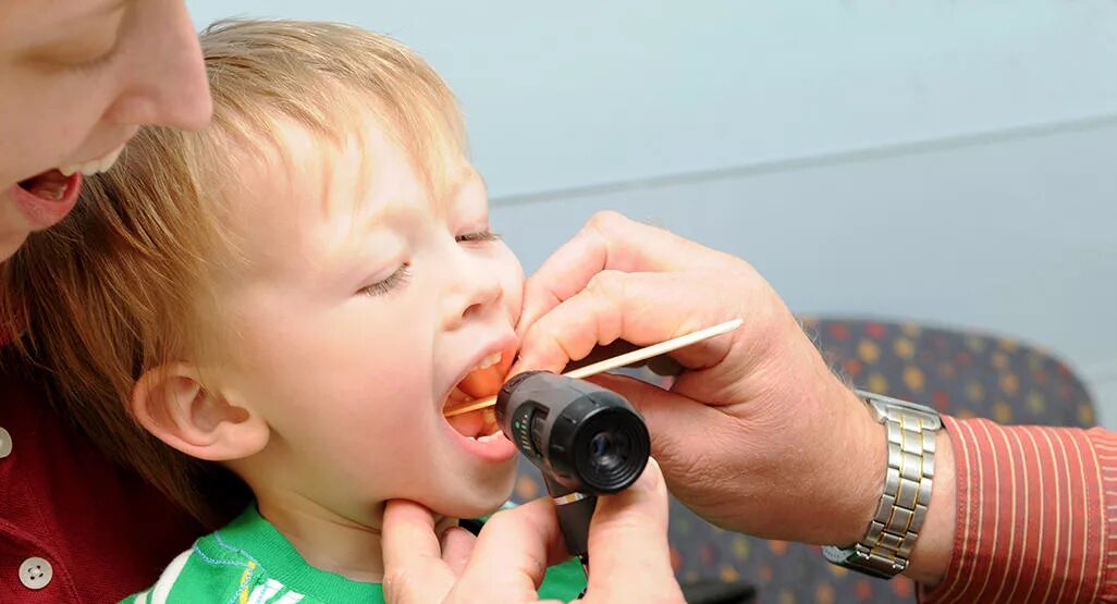 Чем можно обрабатывать рот. Орошение полости рта у детей. Орошение горла детям 2 года. Орошать горло детям с года.