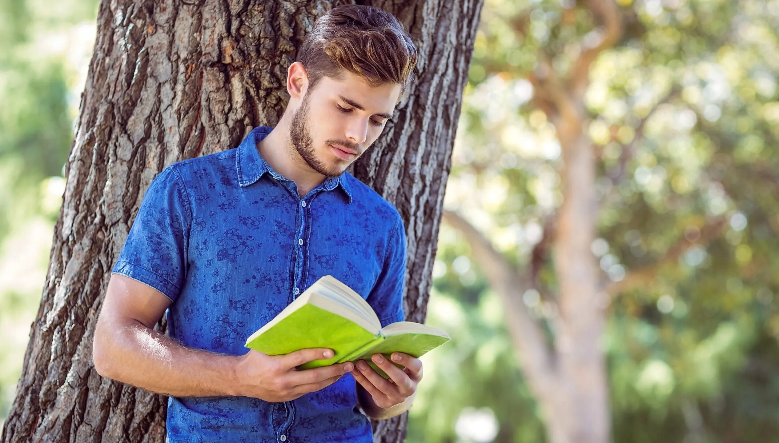 Men s books. Парень. Молодой человек с книгой в руках. Мужчина с книгой в руках. Книга человек.