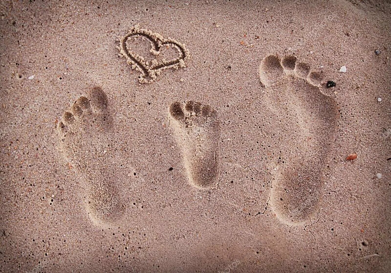 Следы любви. Детские ноги на песке. Следы на песке семья. Детские следы на песке. Детский след на песке.