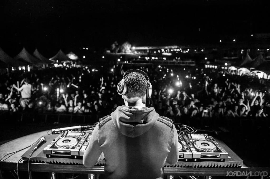 Tiesto фото. El music. Диджей на фестивале. Эль чомбо. Эль цыпо певец.