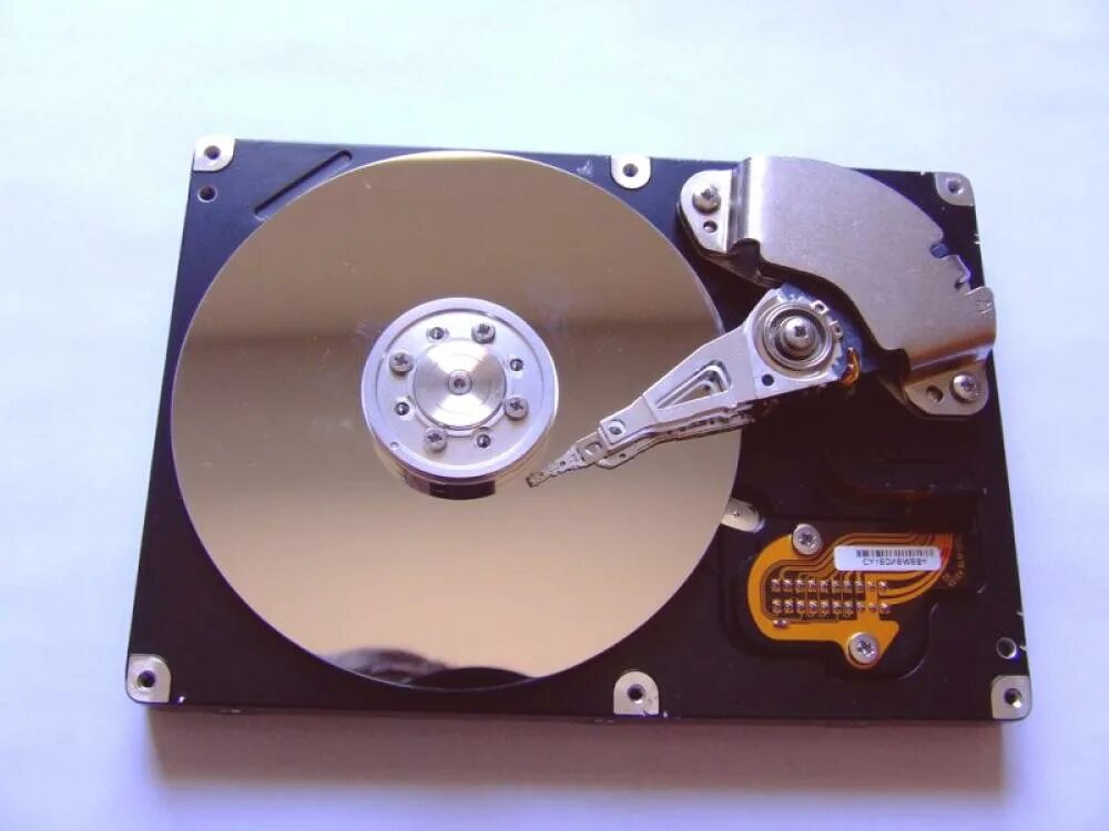 Лучший жесткий диск hdd. Жесткий диск и ссд внутри. накопитель информации - жесткий диск (hdd, hard disk drive). магнитный жесткий диск hdd. жесткий диак изнутри и ссд изнутри.