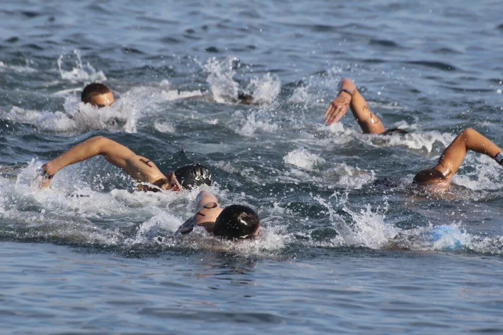 Плавание на открытых водоемах. Заплыв в море. Плавание на открытой воде. Купание в открытом море. Купание вред