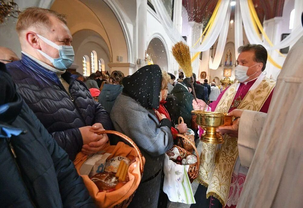 Пасха у католиков. Пасха в католическом храме. Католическая Пасха 2021. Великая суббота католическая.