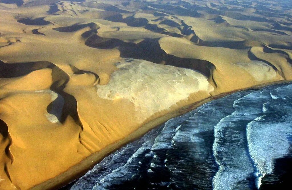 2 океана в африке. Пустыня Намиб. Берег пустыни Намиб. Дюны пустыни Намиб. Пустыня Намиб встречается с Атлантическим океаном.