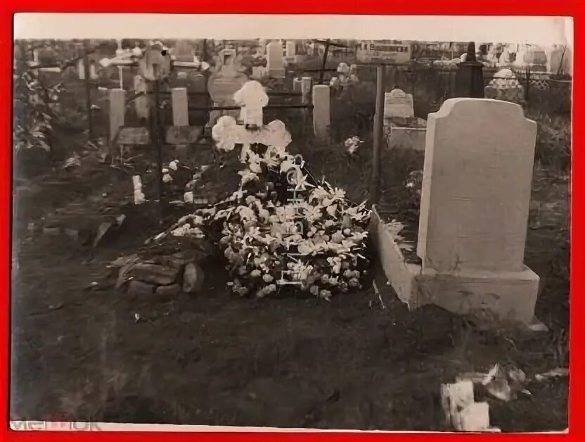 Когда убирать венки с могилы на кладбище. Веночки на могилу. Взрыв на Котляковском кладбище в 1996. Могилы Онассисов. Надгробие в рамках безвозмездных похорон фото.