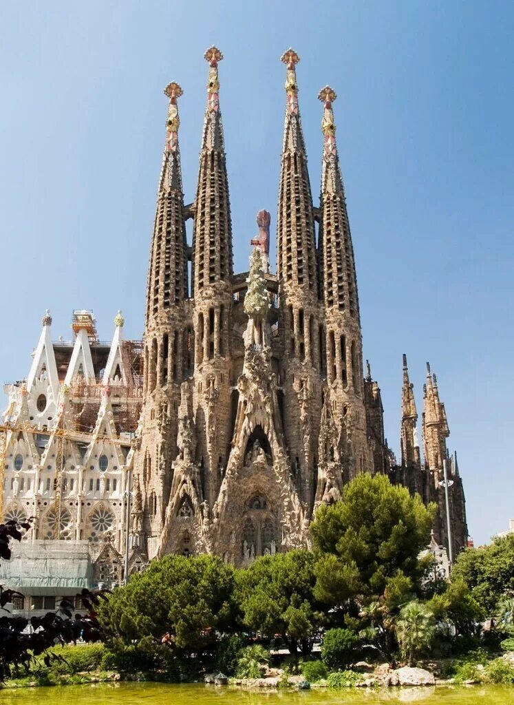 Интересный знаменитый город. Искупительный храм Святого семейства в Барселоне. Барселона Гауди храм Святого семейства.