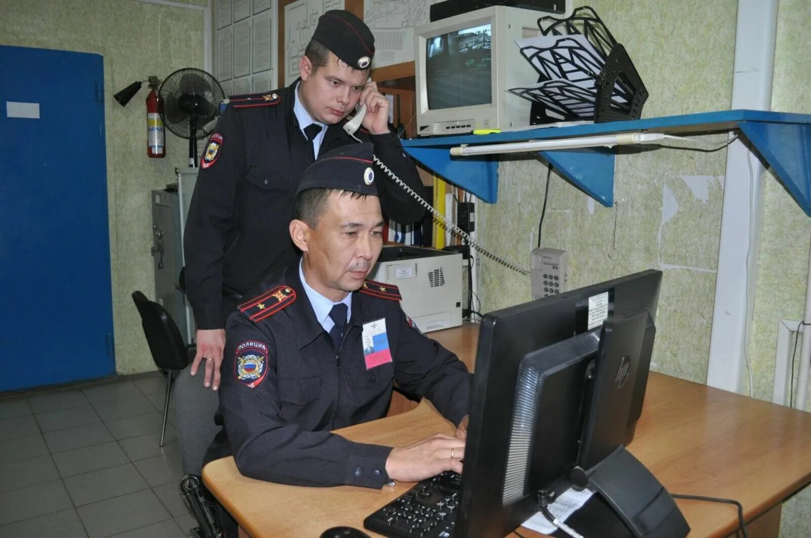 Отдел полиции 2 дежурная часть. Дежурный ОВД. Полицейский в дежурной части. Оперативный дежурный дежурной части. Дежурная часть ОВД.