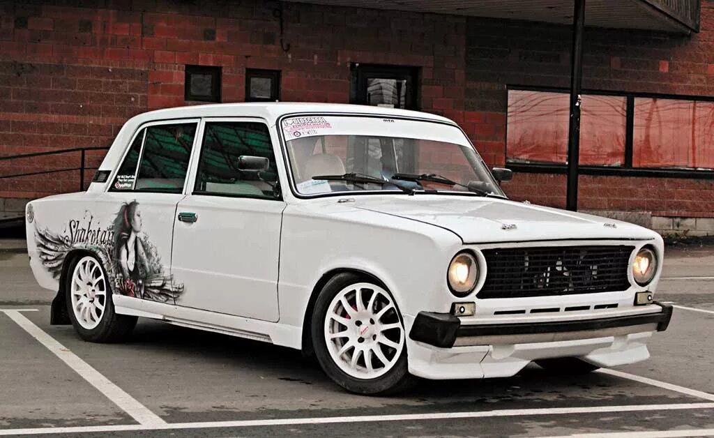 Вазы машины тюнинг. Ваз 2106 тюнинг. Ваз 2107 затюнингованная. Тюнингованный ваз 2107 2105. Ваз 2105 тюнингованная.