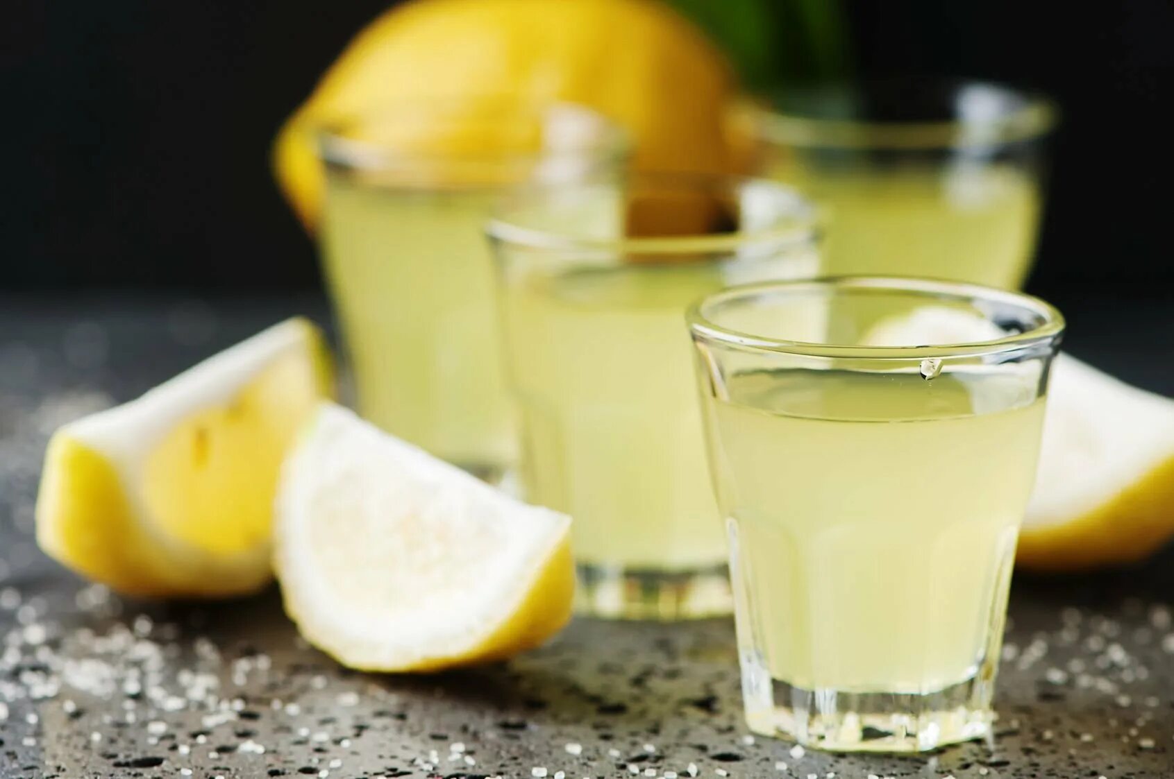 Лимончелло ликер. Лимонный ликёр Limoncello. Лимонад Лимончелло. Настойка лимона на воде