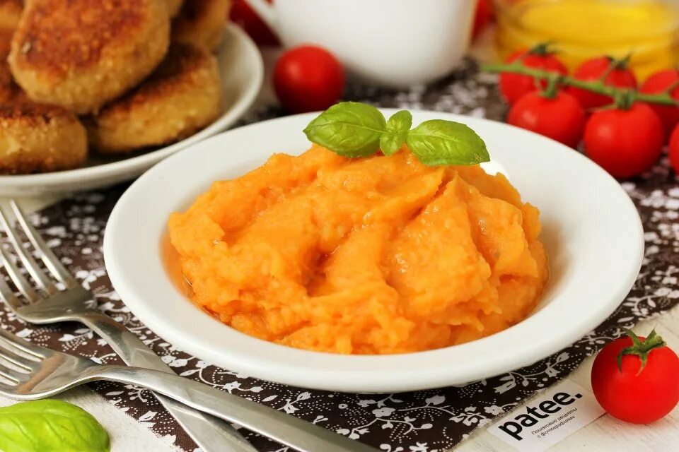Как приготовить пюре для ребенка. Картофельно морковное пюре. морковное пюре на гарнир. пюре морковь. пюре с морковкой.